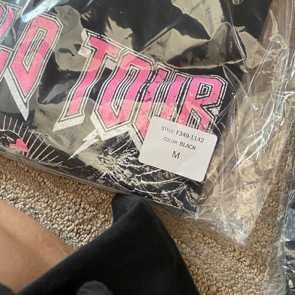 NEW - World Tour Pullover Black Long Sleeve - Picture 8 of 8